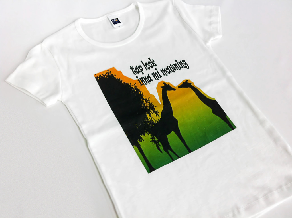 キリンのシルエットのシェイプTシャツ
