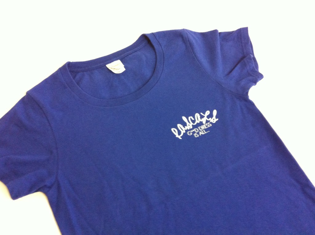 活動的なビビッドなブルーのTシャツ