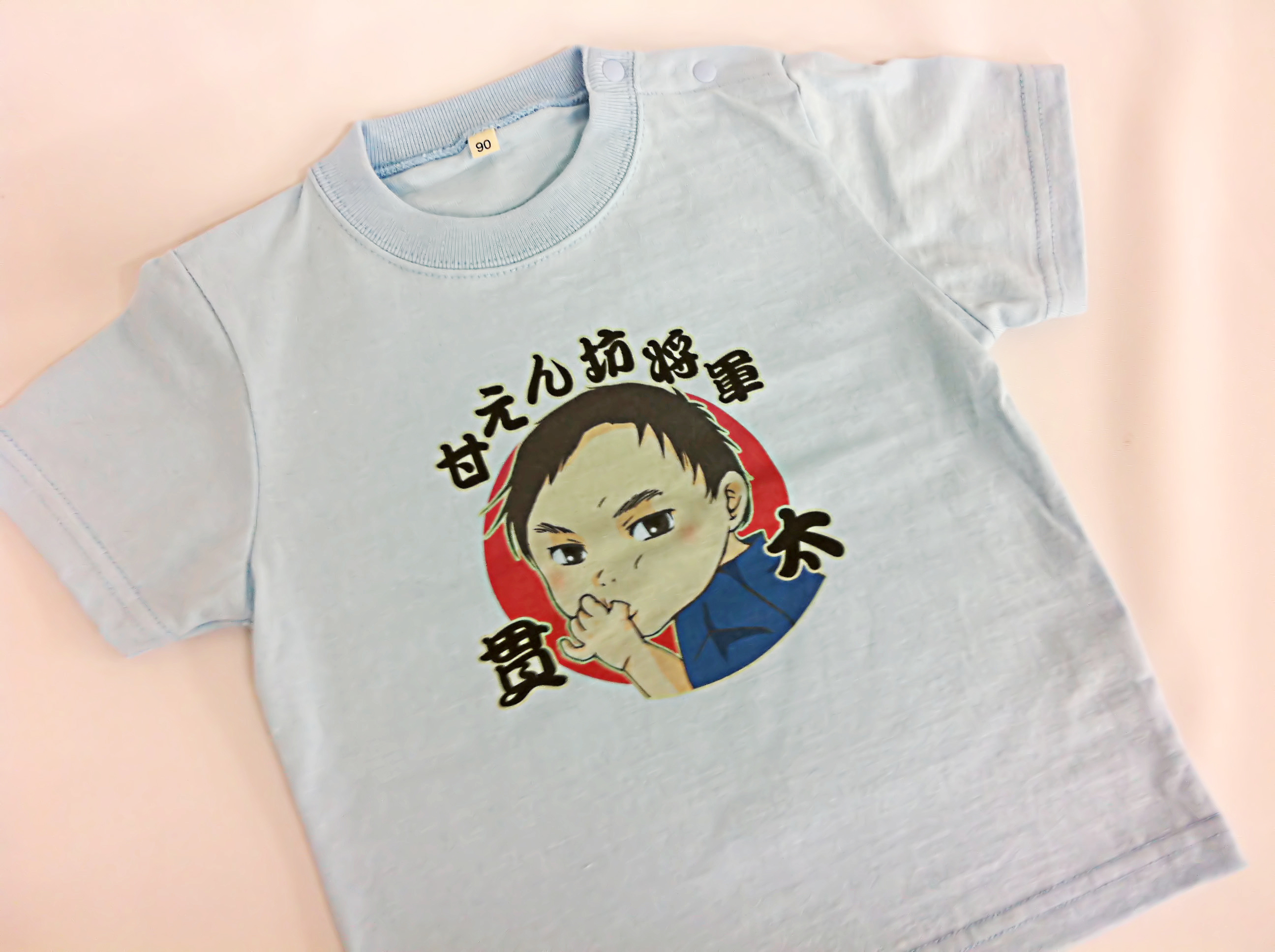写真の撮り方によってグレーっぽく見えますが、ライトブルーのTシャツです。